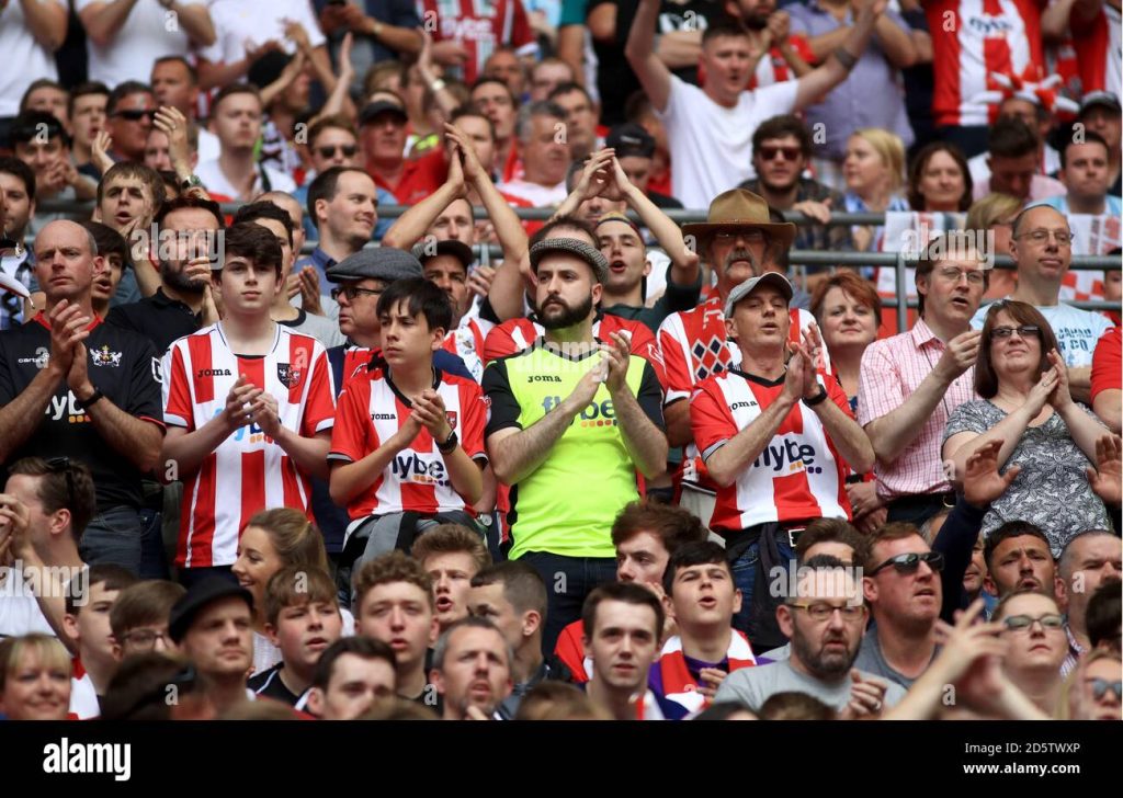 exeter-city-fans-in-the-stands-2D5TWXP